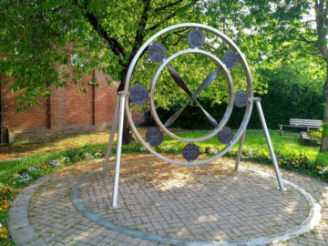 'Fly Past' Monument - The Propeller. Leighton Rd, Leighton Buzzard LU7 1LF